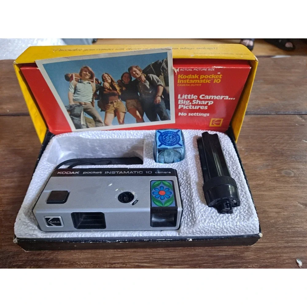 Vintage Kodak‎ Pocket Instamatic 10 Camera Outfit w/ Magicube Extender